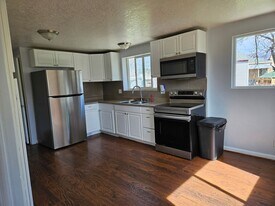 860 Maplewood Cir in Layton, UT - Building Photo