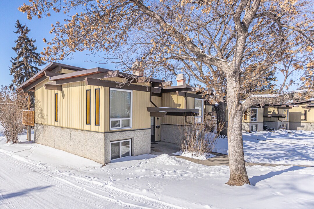 Richfield Mews in Edmonton, AB - Building Photo