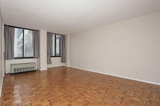 300 Winston Dr in Cliffside Park, NJ - Building Photo - Building Photo