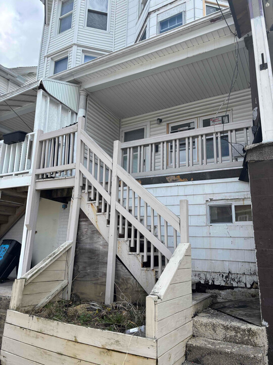 30 1/2 E Abbott St in Lansford, PA - Building Photo