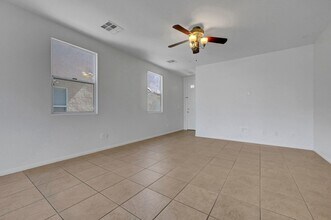 5028 Whistling Acres Ave in Las Vegas, NV - Foto de edificio - Building Photo