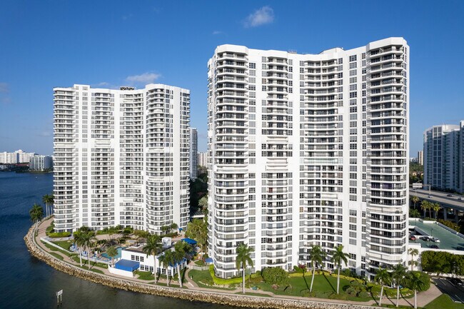 Towers 100 - 600 in Aventura, FL - Foto de edificio - Building Photo