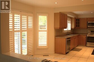1380 Windrush Dr in Oakville, ON - Building Photo - Building Photo
