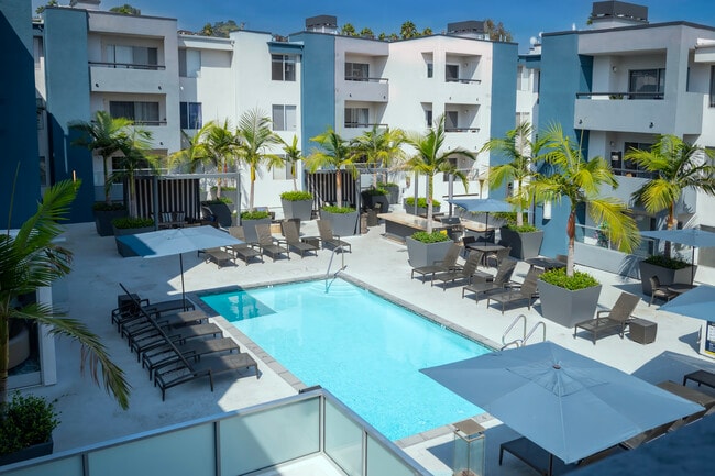 Crescent at West Hollywood in West Hollywood, CA - Foto de edificio - Building Photo