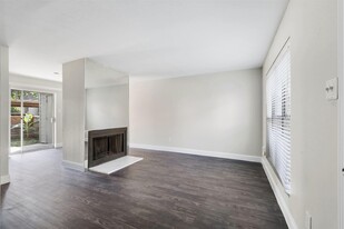 1000 Cypress Station Dr, Unit 1902 in Houston, TX - Building Photo