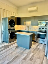 69 Kings Rd in Brisbane, CA - Building Photo - Building Photo