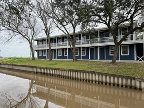 5202 County Road 469, Unit 7 in Brazoria, TX - Foto de edificio - Building Photo