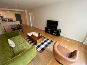 108 E Brookline St, Unit 5 in Boston, MA - Foto de edificio - Building Photo