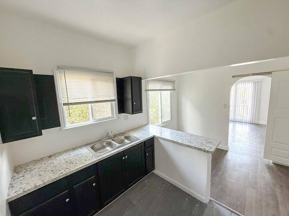 612 57th St in Los Angeles, CA - Building Photo