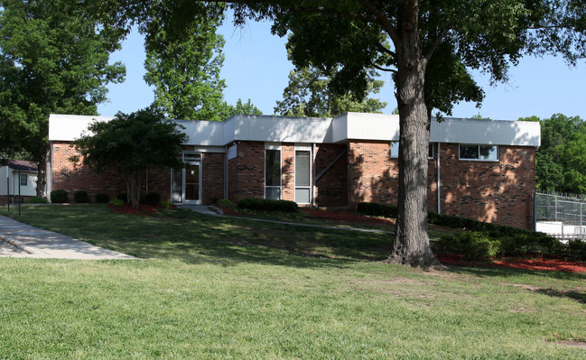 Oxford Manor in Durham, NC - Foto de edificio - Building Photo