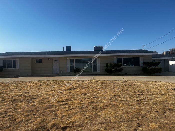 2039 Columbia Way in Palmdale, CA - Building Photo
