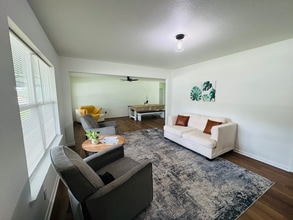 629 Melrose St in Seguin, TX - Foto de edificio - Building Photo