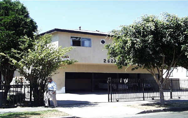 2627 Raymond Ave in Los Angeles, CA - Building Photo