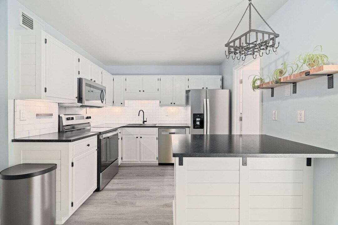 1383 Camp Rd in Charleston, SC - Building Photo