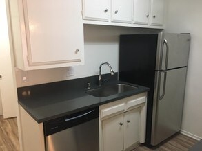 225 Montana Ave-Unit -202 in Santa Monica, CA - Building Photo - Building Photo