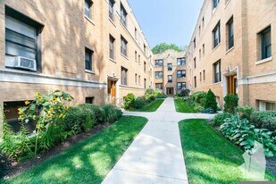 2647 N Spaulding Ave, Unit 2649.5-1S in Chicago, IL - Building Photo