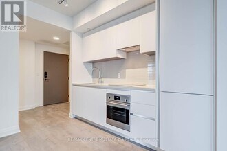 4015 The Exchange in Mississauga, ON - Building Photo - Building Photo