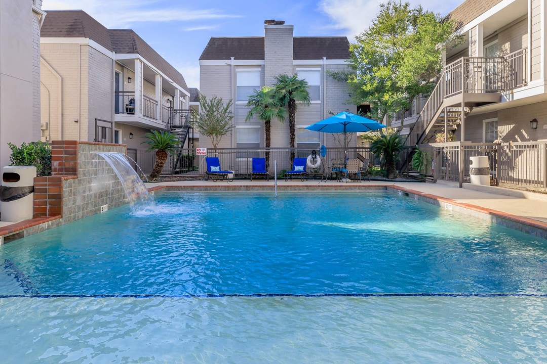 Montebello Gardens in Houston, TX - Building Photo