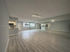 601 Ives Dairy Rd in Miami, FL - Building Photo - Building Photo