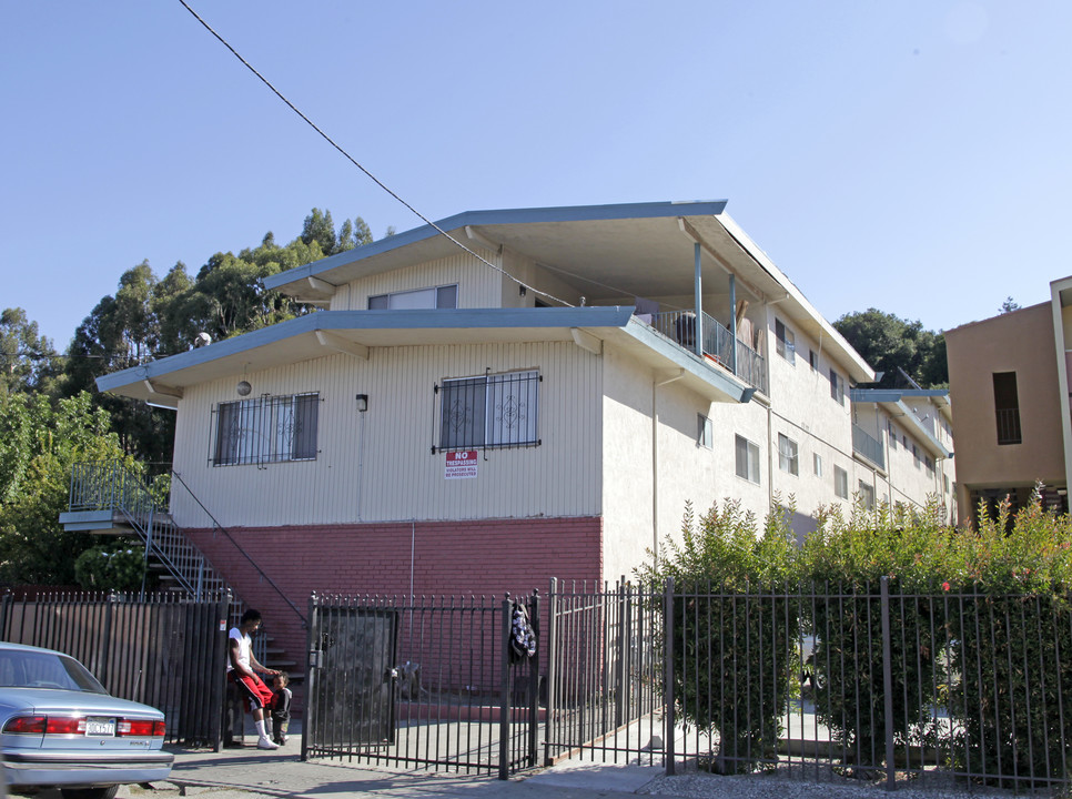 7900 Ney Ave in Oakland, CA - Foto de edificio