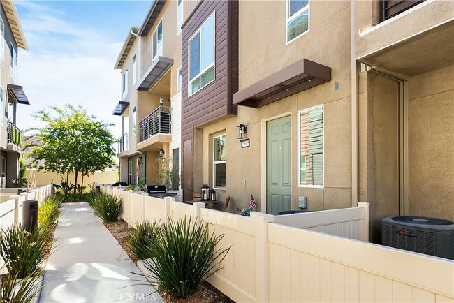 20610 Green Ash Ln in Winnetka, CA - Building Photo - Building Photo