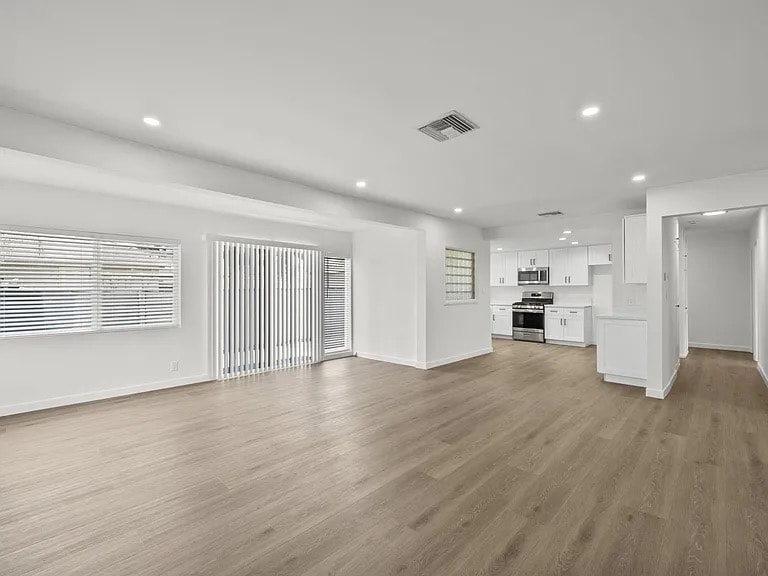 16049 Tuba St in Los Angeles, CA - Foto de edificio