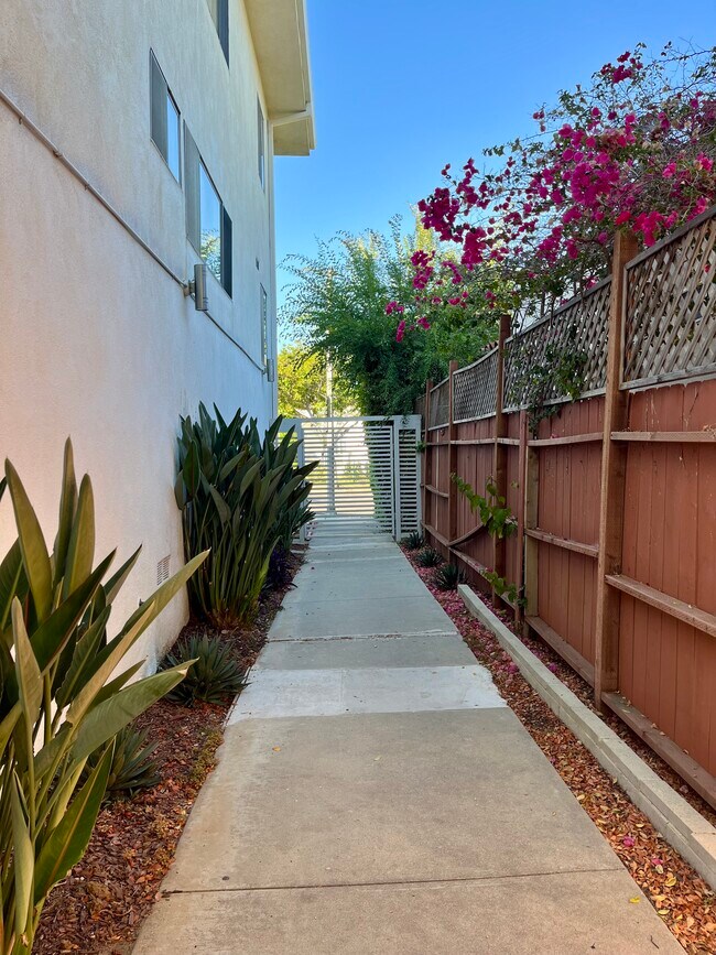 1230 Princeton St in Santa Monica, CA - Building Photo - Building Photo