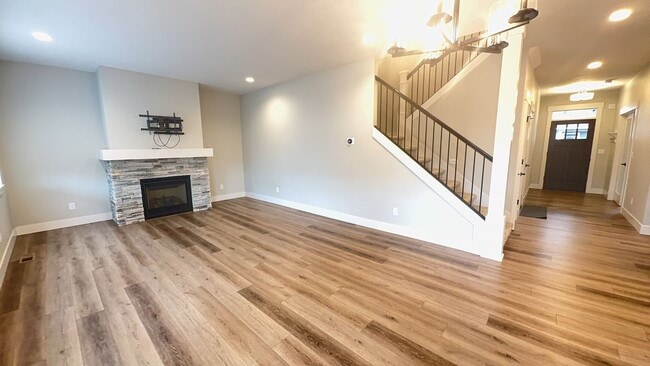 1001 Keystone Loop NE in Keizer, OR - Building Photo - Building Photo