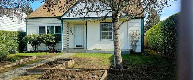 property at 3109 N Mullen St