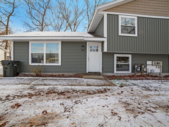 556 Quarterline Rd in Muskegon, MI - Building Photo - Building Photo