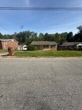 2105 Larkspur Dr in Greensboro, NC - Building Photo - Building Photo