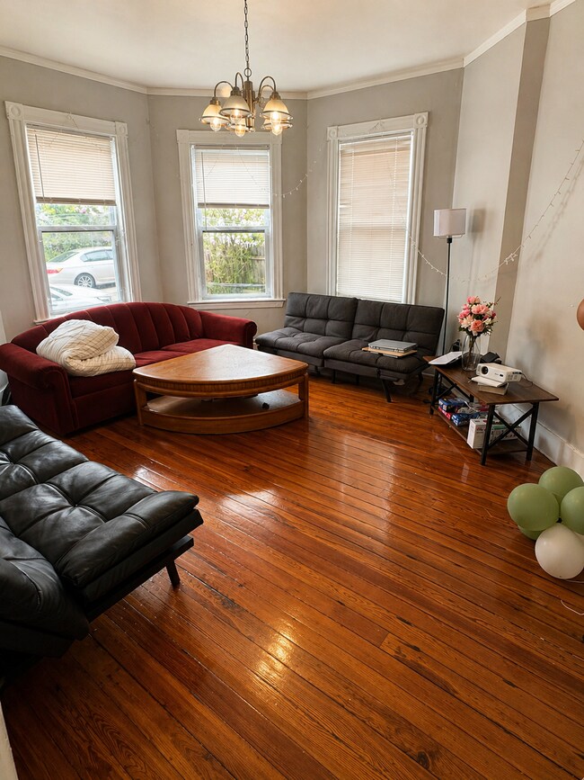 4 Dalrymple St, Unit 1 in Boston, MA - Foto de edificio - Building Photo