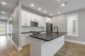 608 W Maple St in Rogers, AR - Building Photo - Building Photo