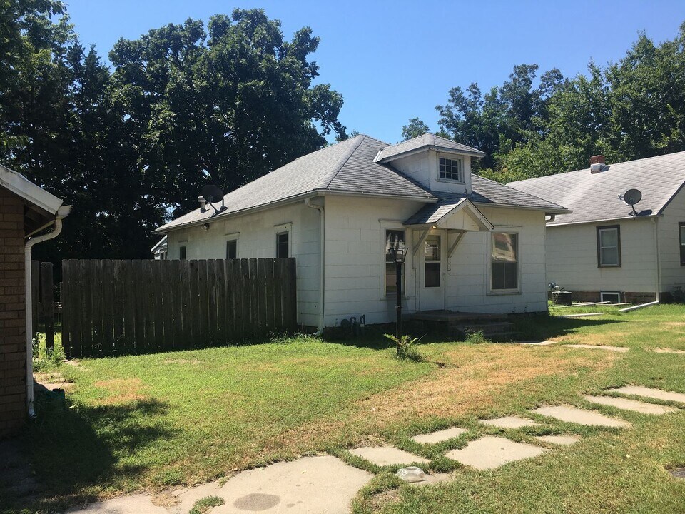 617 E 9th St in Newton, KS - Building Photo