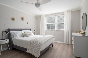 230 S Park Dr in Greensboro, NC - Building Photo