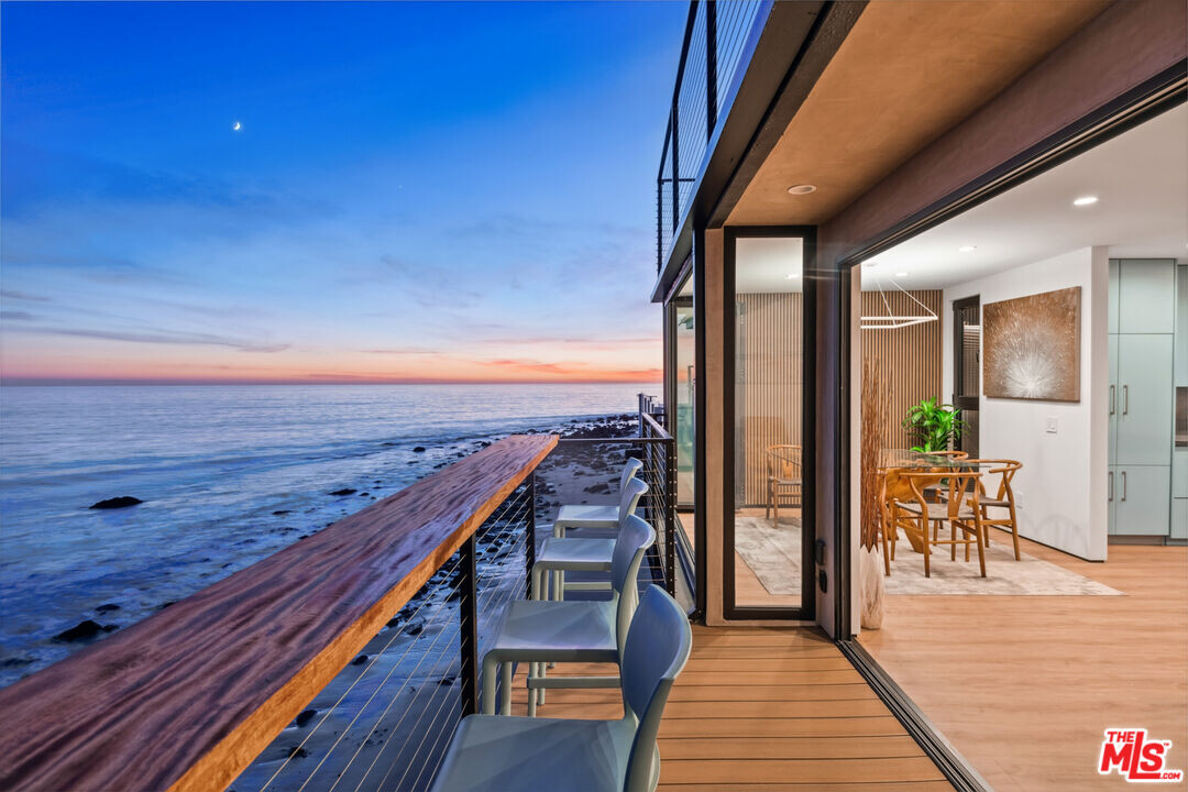 19306 Pacific Coast Hwy in Malibu, CA - Building Photo