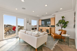 7310 W Oceanfront in Newport Beach, CA - Building Photo - Interior Photo