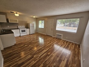 25191 Grant St-Unit -#1 in Los Molinos, CA - Foto de edificio - Building Photo
