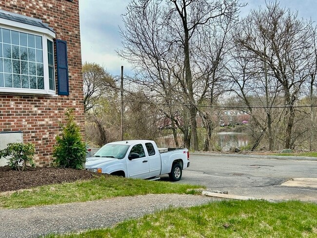 1 Mauriello Dr in Stoneham, MA - Foto de edificio - Building Photo