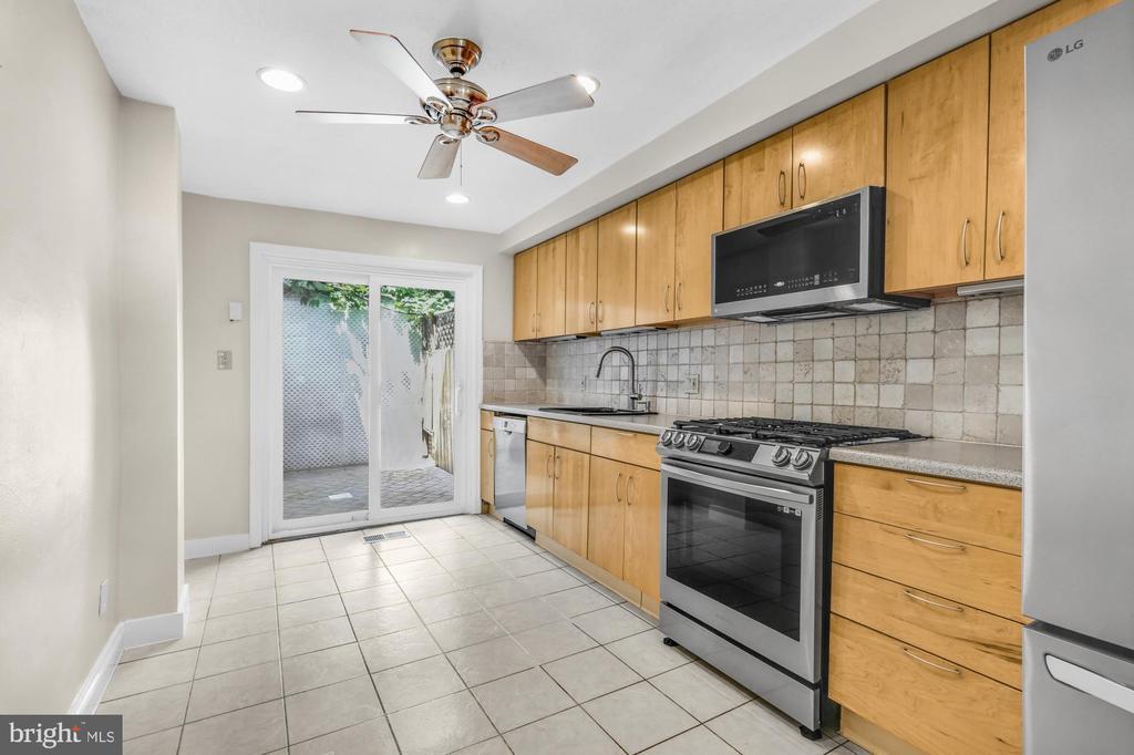 560 N Judson St in Philadelphia, PA - Building Photo