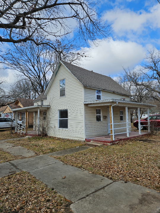 900 W Locust St in Independence, KS - Foto de edificio