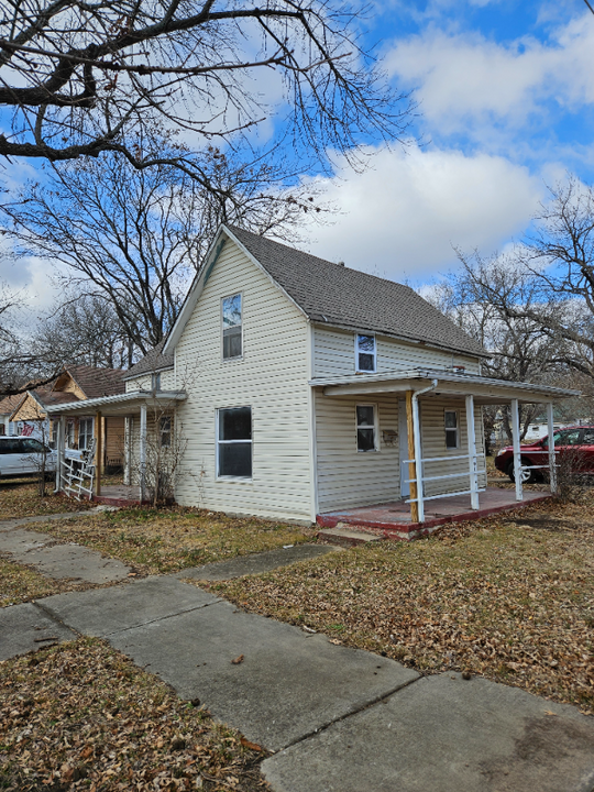 900 W Locust St in Independence, KS - Building Photo