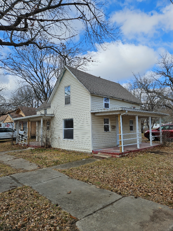 property at 900 W Locust St