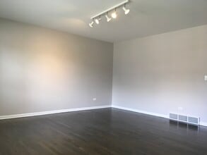 305 Palmer Ave, Unit 305 Palmer in Highwood, IL - Foto de edificio - Building Photo