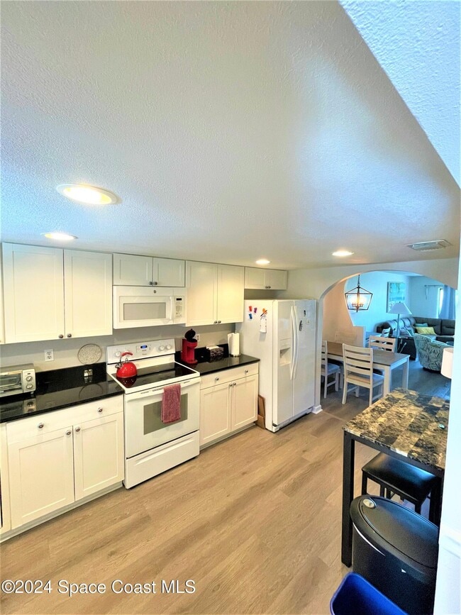 5807 N Atlantic Ave in Cape Canaveral, FL - Foto de edificio - Building Photo