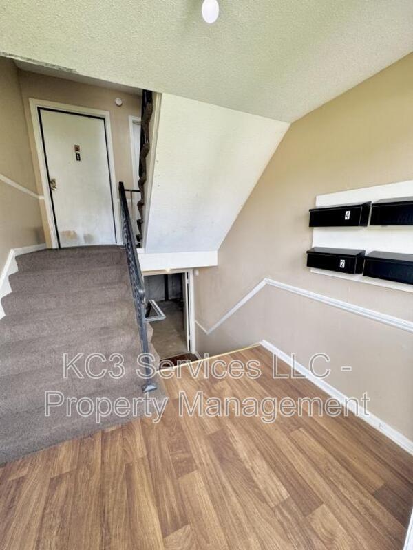 8717 Countryshire Ln in Kansas City, MO - Building Photo - Building Photo