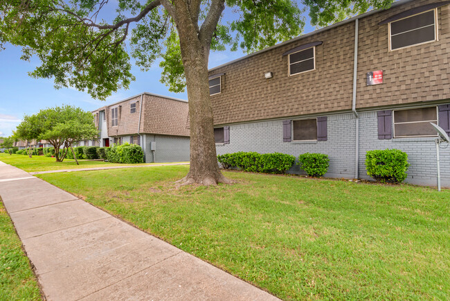 Crossings Apartments in Garland, TX - Building Photo - Building Photo