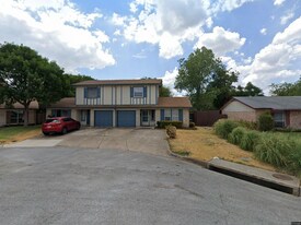 1002 Pleasant Valley Ln in Arlington, TX - Building Photo