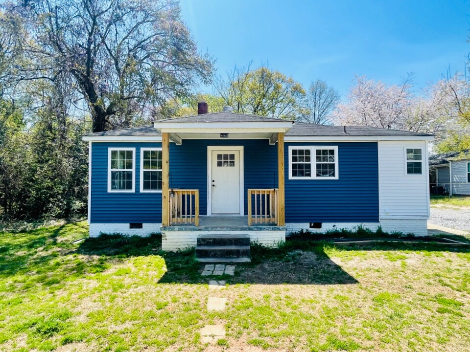208 Carey Ave in Greer, SC - Foto de edificio