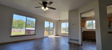 2165 Copper Wynd Dr in Pleasant Hill, IA - Foto de edificio - Building Photo